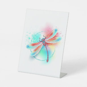 Rote Libelle im Aquarellhintergrund Sockelschild