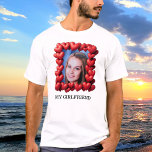 Rote Liebe Hört Gerahmtes Foto Personalisiert T-Shirt<br><div class="desc">Laden Sie ein Foto hoch, passen Sie den Text an und erstellen Sie ganz einfach Ihren personalisierten T - Shirt. Für beste Bildzentrierungsergebnisse verwenden Sie bitte ein quadratisches Bild. Klicken Sie auf BEARBEITEN, und wählen Sie dann Text aus, um die Textfarbe zu ändern. Sie können dieses Design auf anderen Zazzle-Produkten...</div>