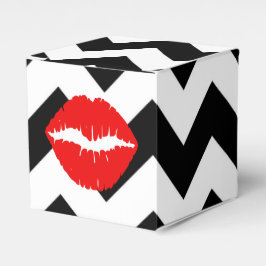 Rote Lippen auf schwarzen und weißen Zigzag Geschenkschachtel