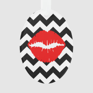 Rote Lippen auf schwarzen und weißen Zigzag Ornament