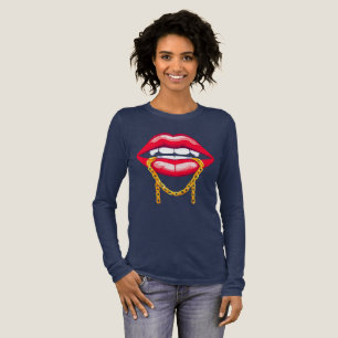 Rote Lippen beißen eine stilvolle goldene Kette Tri-Blend Shirt