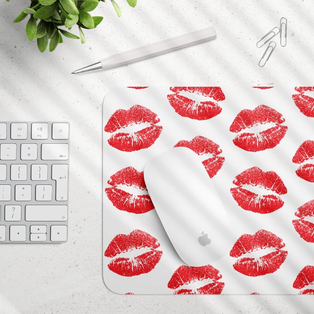 Rote Lippen, Lippenmuster, Roter Lippenstift, Kuss Mousepad (Von Creator hochgeladen)