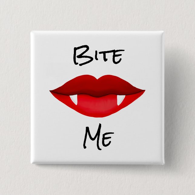 Rote Lippen mit Vampire Fangs Button (Vorderseite)