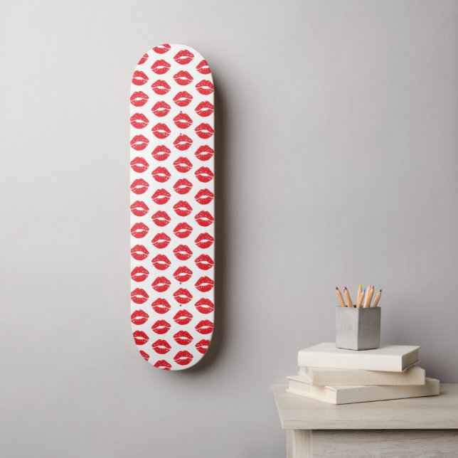 Rote Lippen, roter Lippenstift, Kuss, Lippenmuster Skateboard (Wandkunst)