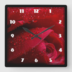 Rote Macro-Rose mit Wassertropfen Quadratische Wanduhr