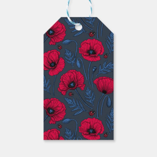 Rote Mohn und Ladybugs auf dunkelblau Geschenkanhänger (Vorderseite)
