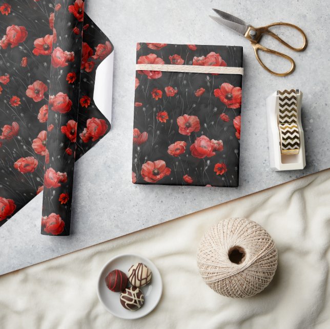 Rote Mohnchen auf schwarz Geschenkpapier (Kunsthandwerk)