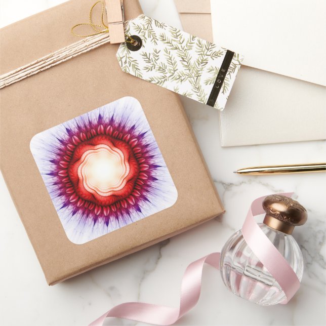 Rote Ornamente mit wirbelnden Blumen Quadratischer Aufkleber (Schenken)