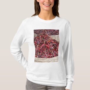 Rote Paprikaschoten auf dem lokalen Markt für Erz T-Shirt
