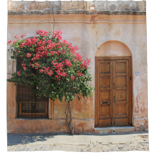 ROTE PETAL-BLUME AUF KONKRETER WAND DUSCHVORHANG