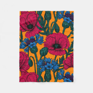 Rote Pfeffer und blaue Kornblumen auf Orange Fleecedecke