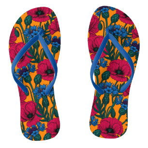 Rote Pfeffer und blaue Kornblumen auf Orange Flip Flops