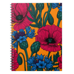 Rote Pfeffer und blaue Kornblumen auf Orange Notizblock