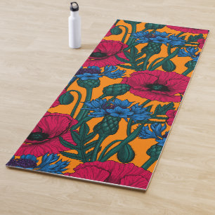 Rote Pfeffer und blaue Kornblumen auf Orange Yogamatte