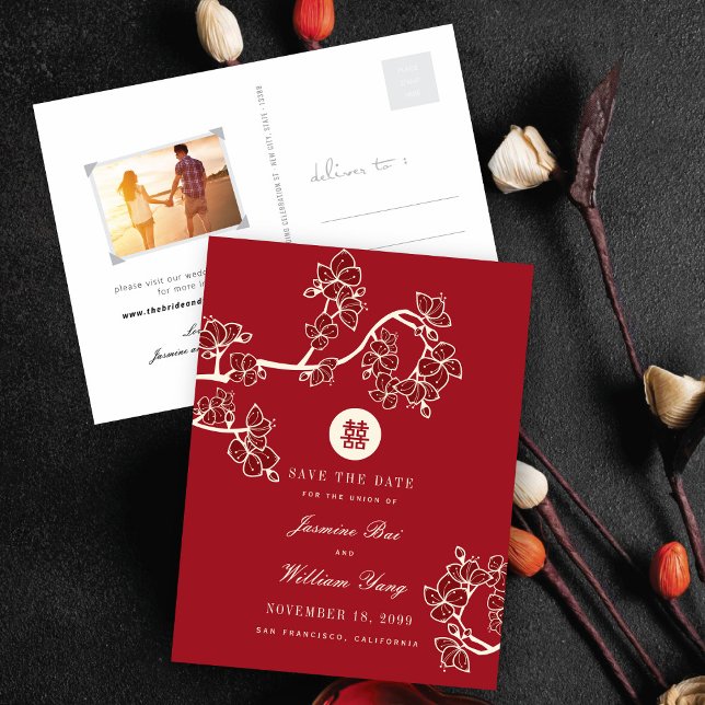 Rote Pfirsichblüten Doppeltes Glück Save the Date Ankündigungspostkarte (Dark Red Peach/Plum Blossoms Double Happiness Chinese Wedding Save The Date Announcement Postcard)