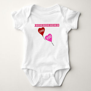 Rote rosa Liebevalentine-Herzen Baby Strampler