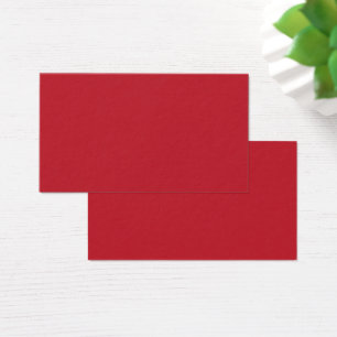 Rote, rosa und orangefarbene Kleidung hängen neben