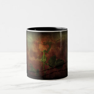 Rote Rose auf Grunge-Hintergrund Zweifarbige Tasse