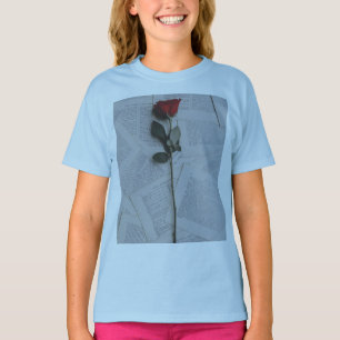 Rote Rose auf Open Book T-Shirt Romantische Blum