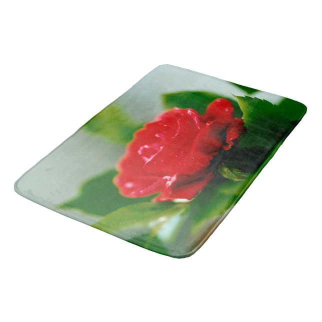 Rote Rose der Leidenschaft mit Taubstropfen Badematte (Schrägansicht)