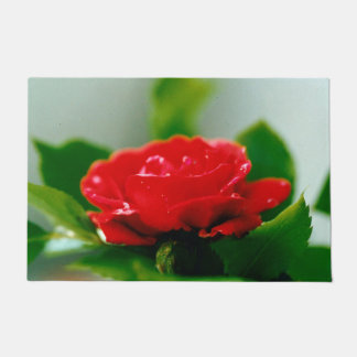 Rote Rose der Leidenschaft mit Taubstropfen Fußmatte