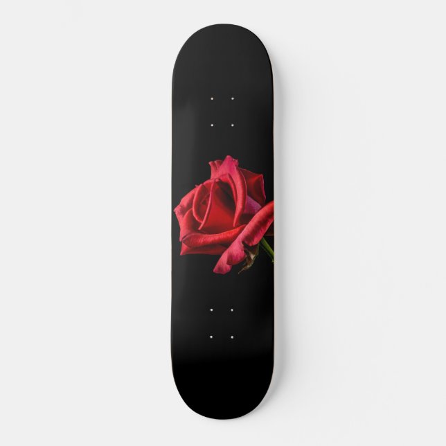 Rote Rose gegen schwarzen Hintergrund Skateboard (Vorderseite)