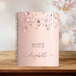 Rote Rose Goldsterne tropfen Monogramm Name 2023 Planer<br><div class="desc">Ein Imitat rot, Rose gold metallische Hintergrund mit eleganten Imitate Rose Gold glittery und glänzende Sterne fallen, Tropfen. Personalisieren und fügen Sie ein Jahr 2023 (oder jedes Jahr) und einen Namen. Der Name ist in dunklem Rose Gold geschrieben, mit einem großen, modernen Handschrift-Schrift mit Swashes. Um die Swashes behalten, löschen...</div>