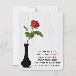Rote Rose in schwarzer Vase auf weißem Holz Einladung