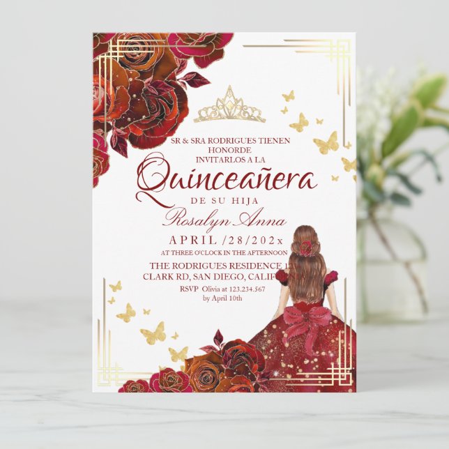 Rote Rose Maroon Gold Butterfly Quinceañera Einladung (Stehend Vorderseite)