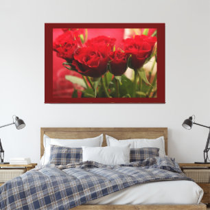 Rote Rose mit Blättern auf dunkelrotem Hintergrund Leinwanddruck