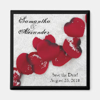 Rote Rose Petals im Schnee, Winterhochzeit