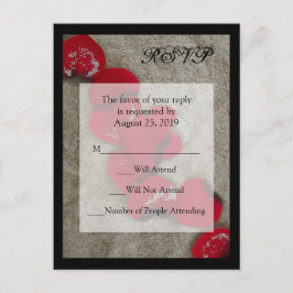 Rote Rose Petals on Sand Beach Wedding UAWG Einladungspostkarte