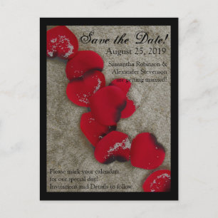 Rote Rose Petals Sand Beach Hochzeit Save the Date Ankündigungspostkarte