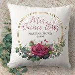 Rote Rose und Eukalyptus Mis Quince Anos Custom Kissen<br><div class="desc">Rote Rose und Eukalyptus Quinceanera Kissen, mit Mis Quince Años in eleganter Kalligraphie geschrieben. Das Design umfasst Blume der Rose, Eukalyptus-Blätter und Grünpflanzen. Die Blumenanordnung ist Set in einem goldgeometrischen Kreisrahmen. Wenn Sie passende Produkte wünschen, durchsuchen Sie bitte meine Sammlung oder schreiben Sie mir, um die Vorlagen hinzuzufügen, die Sie...</div>