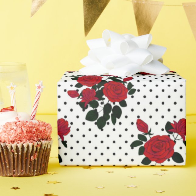 Rote Rosen auf einem Polka Dot Hintergrund. Geschenkpapier (Geburtstagsparty)