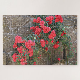 Rote Rosen, die auf Ziegelmauer klettern, Spanien Puzzle