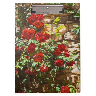 Rote Rosen gegen eine Steinmauer Klemmbrett