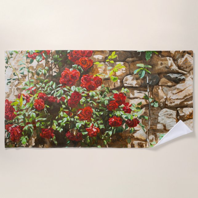 Rote Rosen gegen eine Steinmauer Strandtuch (Vorderseite)