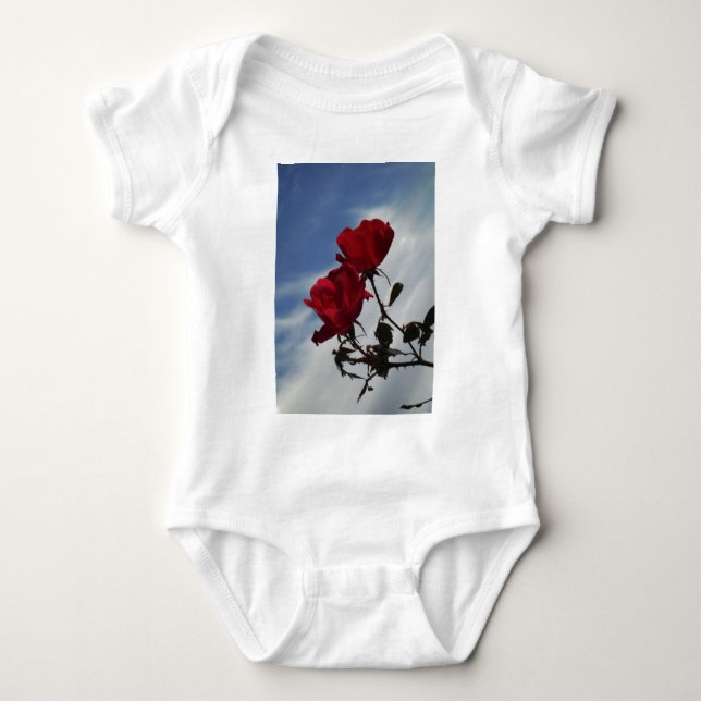 Rote Rosen gegen einen hellen blauen Himmel Baby Strampler (Vorderseite)