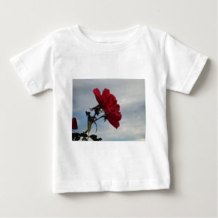 Rote Rosen gegen einen hellen blauen Himmel Baby T-shirt