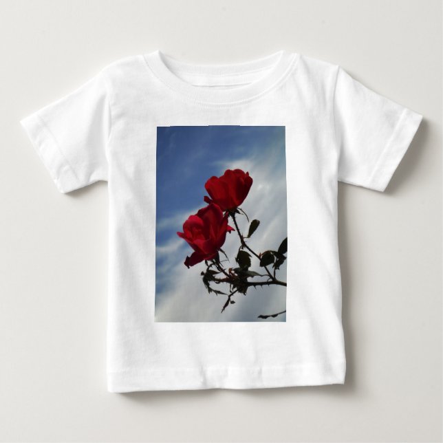 Rote Rosen gegen einen hellen blauen Himmel Baby T-shirt (Vorderseite)