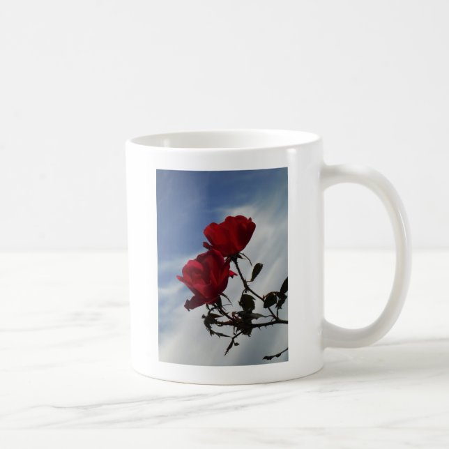 Rote Rosen gegen einen hellen blauen Himmel Kaffeetasse (Rechts)