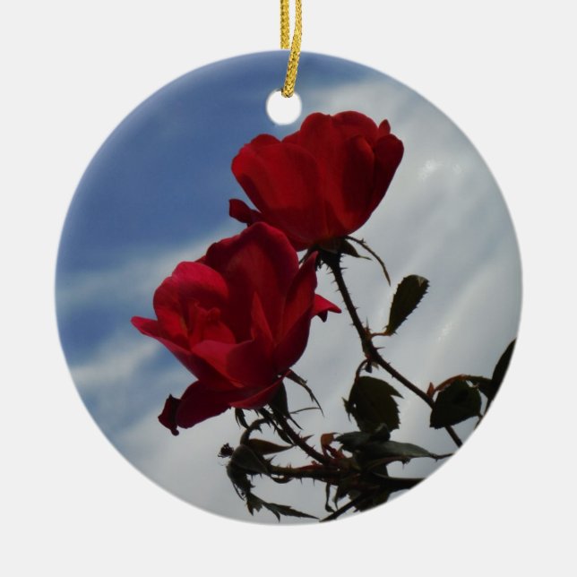 Rote Rosen gegen einen hellen blauen Himmel Keramikornament (Vorne)
