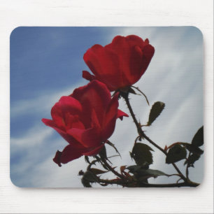 Rote Rosen gegen einen hellen blauen Himmel Mousepad
