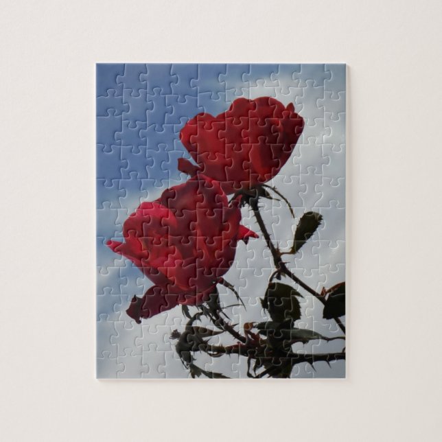 Rote Rosen gegen einen hellen blauen Himmel Puzzle (Vertikal)