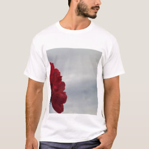 Rote Rosen gegen einen hellen blauen Himmel T-Shirt