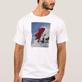 Rote Rosen gegen einen hellen blauen Himmel T-Shirt