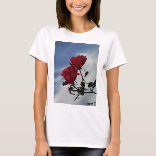 Rote Rosen gegen einen hellen blauen Himmel T-Shirt