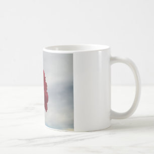 Rote Rosen gegen einen hellen blauen Himmel Tasse