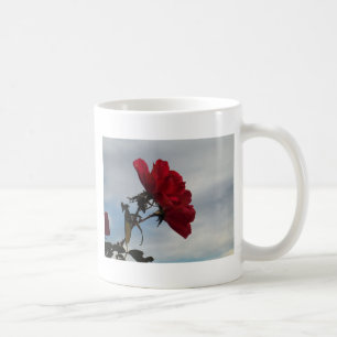Rote Rosen gegen einen hellen blauen Himmel Tasse